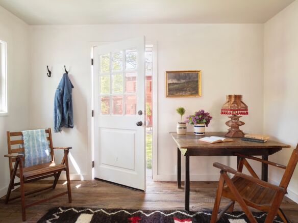 Calm and Productive 100 Square Meters of LiveWork Space portrait 17