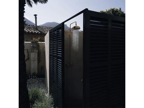 toni outdoor shower 1   1 584x438